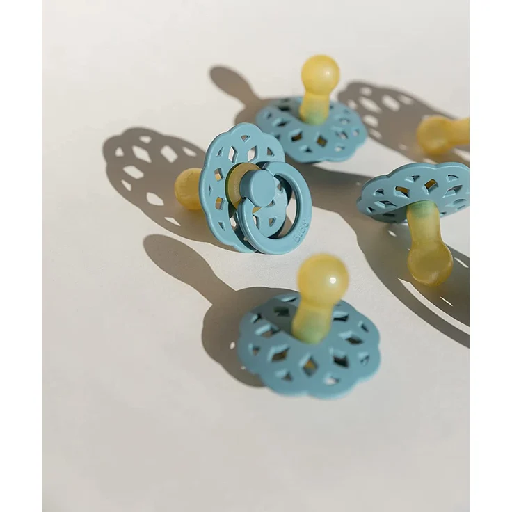 BIBS Boheme Schnuller 2er-Pack. BPA-frei, Symmetrischer Nippel. Naturkautschuk / Latex, Hergestellt in Dänemark. 0-6 Monate (2er Pack), Baby Blue / Island Sea – Bild 2
