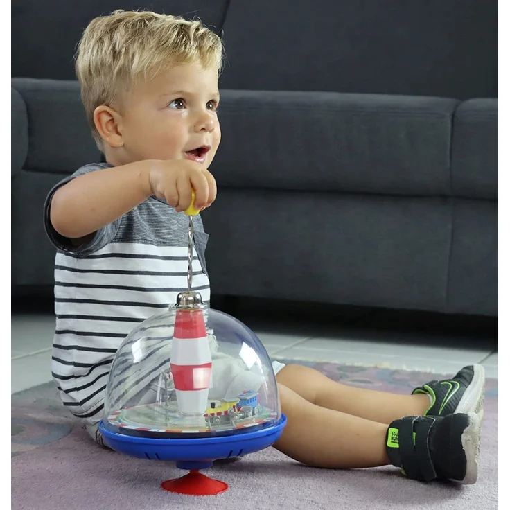 alldoro 68010 - Eisenbahn Panoramakreisel Ø 19 cm, Pumpkreisel mit Sound, Schwungkreisel mit Standfuß, Musikkreisel mit Lokomotive, klassischer Spielzeugkreisel, Kreisel für Kinder ab 18 Monate – Bild 6
