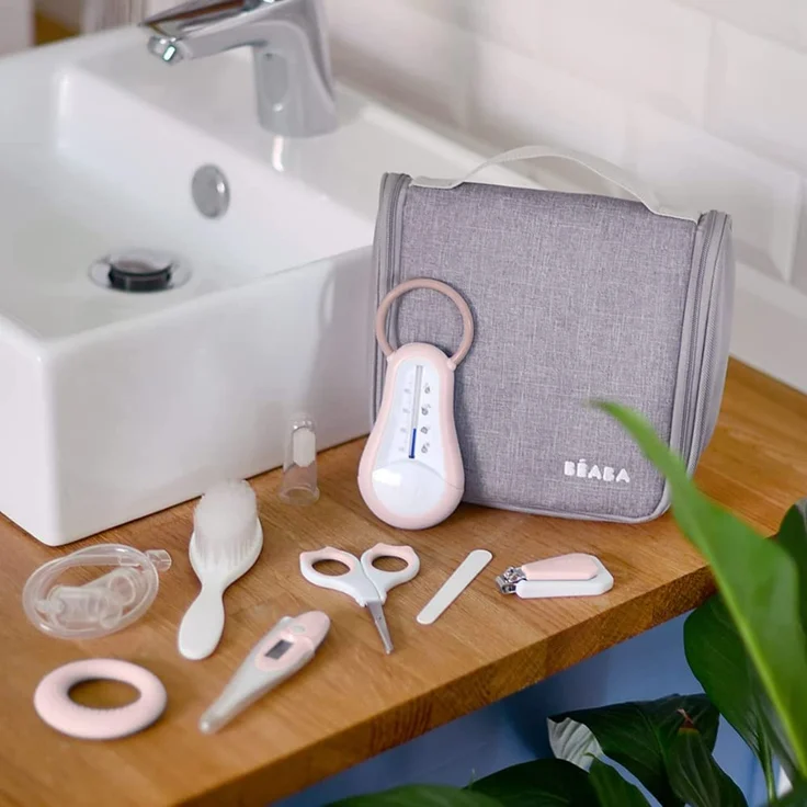 BÉABA - Kulturbeutel für Babys unterwegs - 9 Teile inklusiv : Badethermometer, Digitalthermometer, Beißring, Zahnfleischmassagegerät, Nasensekretsauger - Altrosa – Bild 4