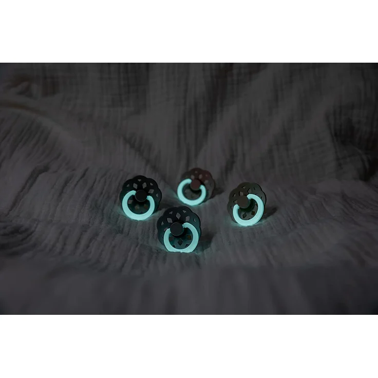 BIBS Boheme Glow Schnuller 2er-Pack. BPA-frei. Leuchtet im Dunkeln, Kirschform Nippel. Naturkautschuk / Latex, Hergestellt in Dänemark. 6-18 Monate (2er Pack), Blush Glow / Vanilla Glow – Bild 2