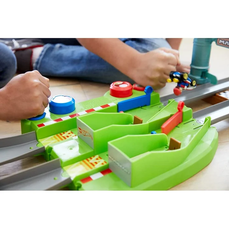 Mattel HFY15 - Hot Wheels - Nintendo - Mario Kart - Rundkurs Rennbahn, Trackset Deluxe mit 2 Fahrzeugen – Bild 5