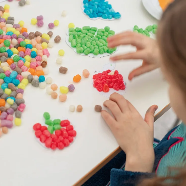 PlayMais EDULINE Mosaic Bastel-Set für Kinder ab 3 Jahren | Motorik-Spielzeug mit 12.000 PlayMais & 50 Seiten Vorlagen zum Basteln & Lernen | Fördert Kreativität & Feinmotorik | Natürliches Spielzeug