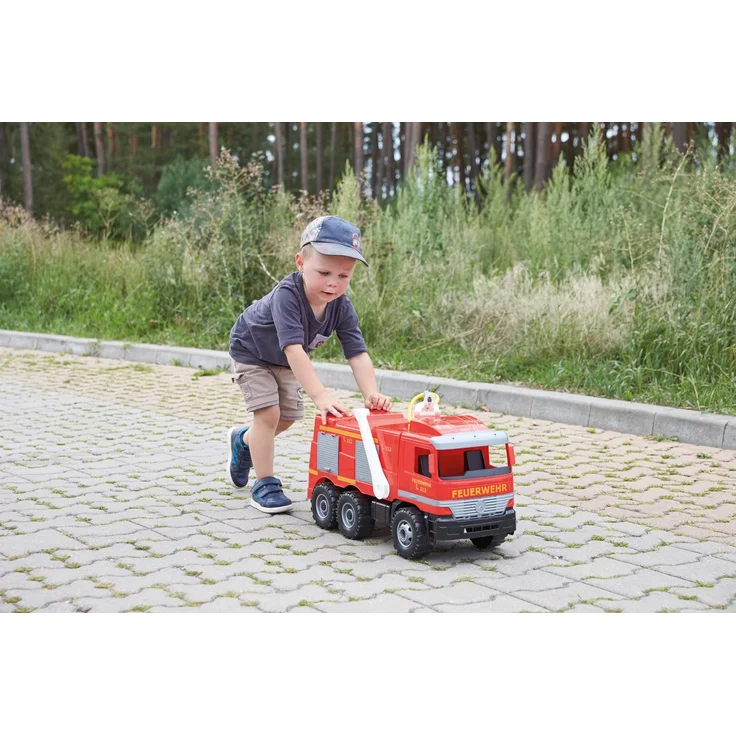 Lena 02058 Starke Riesen Feuerwehr Mercedes Benz Actros, Giga Trucks Feuerwehrauto ca. 65 cm, Löschfahrzeug mit 3 Achsen, 1,5 Liter Tank und Wasserkanone bis 8 Meter, für Kinder ab 3 Jahre, Rot – Bild 15