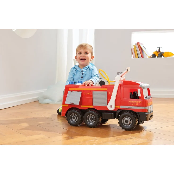 Lena 02058 Starke Riesen Feuerwehr Mercedes Benz Actros, Giga Trucks Feuerwehrauto ca. 65 cm, Löschfahrzeug mit 3 Achsen, 1,5 Liter Tank und Wasserkanone bis 8 Meter, für Kinder ab 3 Jahre, Rot – Bild 9