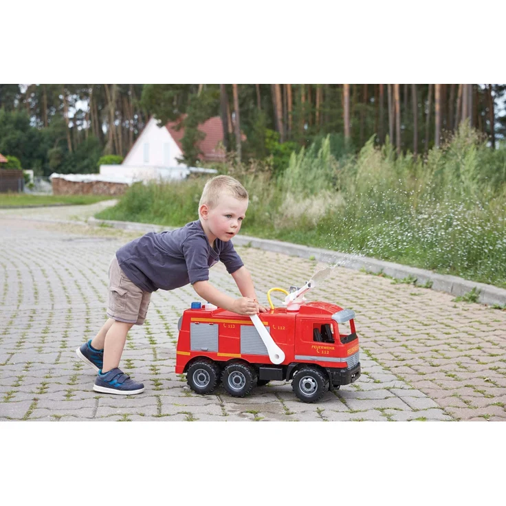 Lena 02058 Starke Riesen Feuerwehr Mercedes Benz Actros, Giga Trucks Feuerwehrauto ca. 65 cm, Löschfahrzeug mit 3 Achsen, 1,5 Liter Tank und Wasserkanone bis 8 Meter, für Kinder ab 3 Jahre, Rot – Bild 3