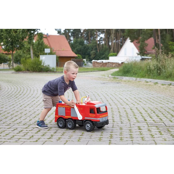 Lena 02058 Starke Riesen Feuerwehr Mercedes Benz Actros, Giga Trucks Feuerwehrauto ca. 65 cm, Löschfahrzeug mit 3 Achsen, 1,5 Liter Tank und Wasserkanone bis 8 Meter, für Kinder ab 3 Jahre, Rot – Bild 13
