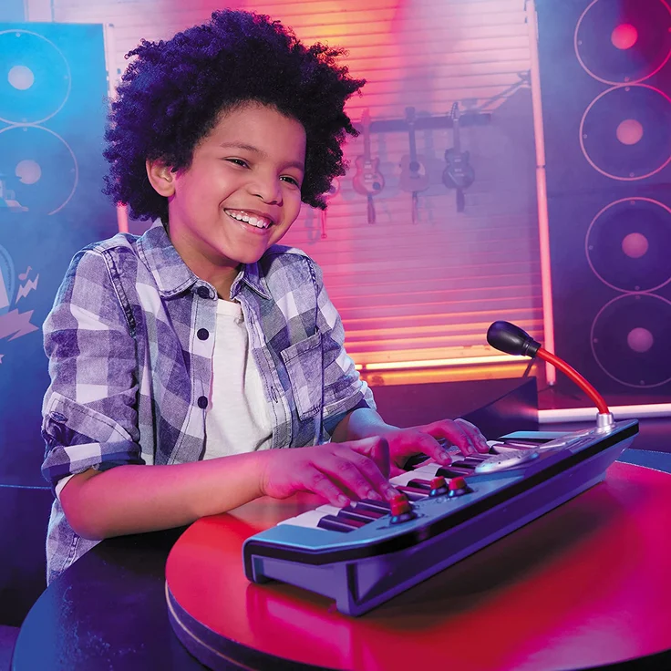 little tikes 654817EUC My Real Jam Spielzeug Keyboard mit Mikrofon und Hülle – Vier Spielmodi, Lautstärkeregelung, Bluetooth-Konnektivität – Fördert fantasievolles und kreatives Spielen – Ab 3 Jahren – Bild 3