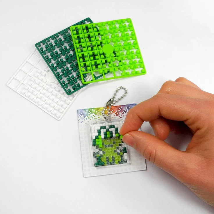 Pracht Creatives Hobby P90039-63501 - Pixel Spaß Bastelset 18, für 4 Medaillons, Schlüsselanhänger, für Kinder, Jungen und Mädchen, als kleines Geschenk, Mitgebsel, für den Kindergeburtstag - Preisvergleich – Bild 4