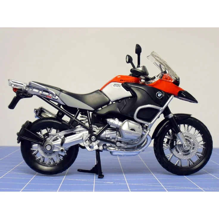 Maisto BMW R 1200 GS: Originalgetreues Motorradmodell, Maßstab 1:12, mit Hinterradfederung und beweglichem Seitenständer, schwarz-rot (531157) – Bild 7