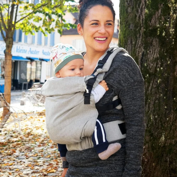 Didymos DidyFix Babytrage - Fullbuckle Tragehilfe in Silber - für Neugeborene ab Geburt von 50-86 cm - ergonomische Sitzhaltung - Bauchtrage - Hüfttrage - Rückentrage – Bild 5