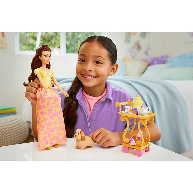 Disney Princess HLW20 - Belle-Puppe mit schimmernder Kleidung, Teewagen, Freunden und Speisen, Teewagen-Spielset, inspiriert durch den Disney Film, Disney Prinzessin Puppen Spielzeug ab 3 Jahren – Bild 2