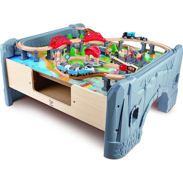 Hape E3766 'Zuglandschaft mit batteriebetriebener Lokomotive', ab 3 Jahren, 70 Teile