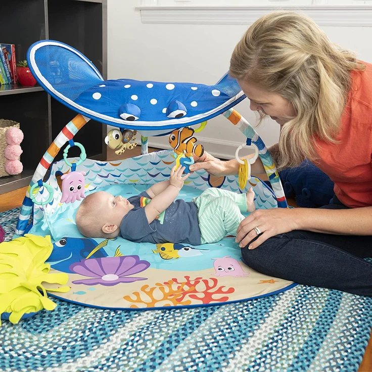 Bright Starts, Disney Baby, Findet Nemo Spieldecke mit Spielbogen, Lichtern und 20+ Minuten Melodien und Musik, Spielmatte mit abnehmbare Spielzeuge, ab der Geburt – Bild 12