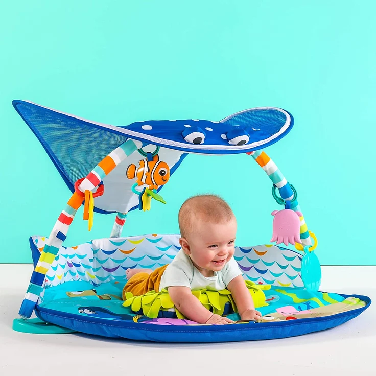 Bright Starts, Disney Baby, Findet Nemo Spieldecke mit Spielbogen, Lichtern und 20+ Minuten Melodien und Musik, Spielmatte mit abnehmbare Spielzeuge, ab der Geburt – Bild 9