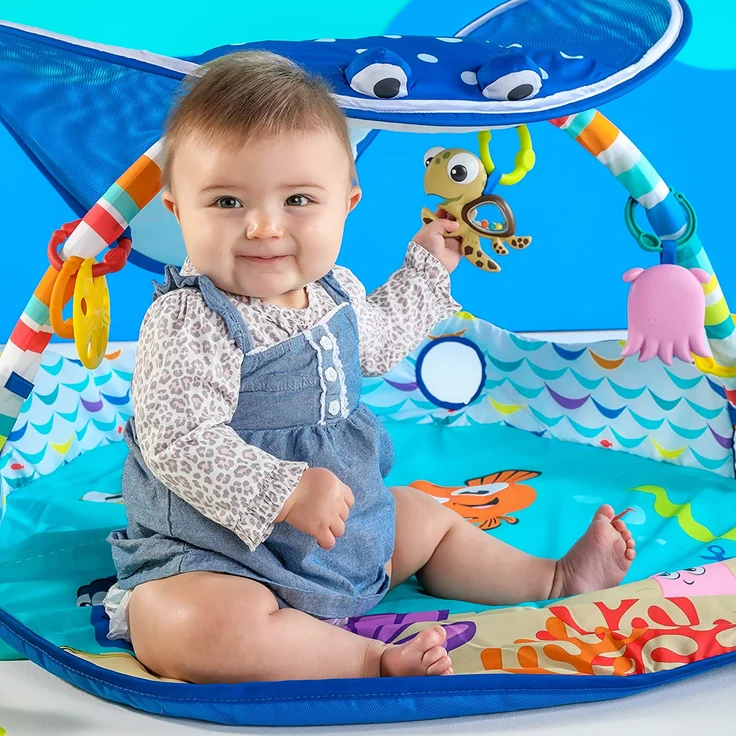 Bright Starts, Disney Baby, Findet Nemo Spieldecke mit Spielbogen, Lichtern und 20+ Minuten Melodien und Musik, Spielmatte mit abnehmbare Spielzeuge, ab der Geburt – Bild 6