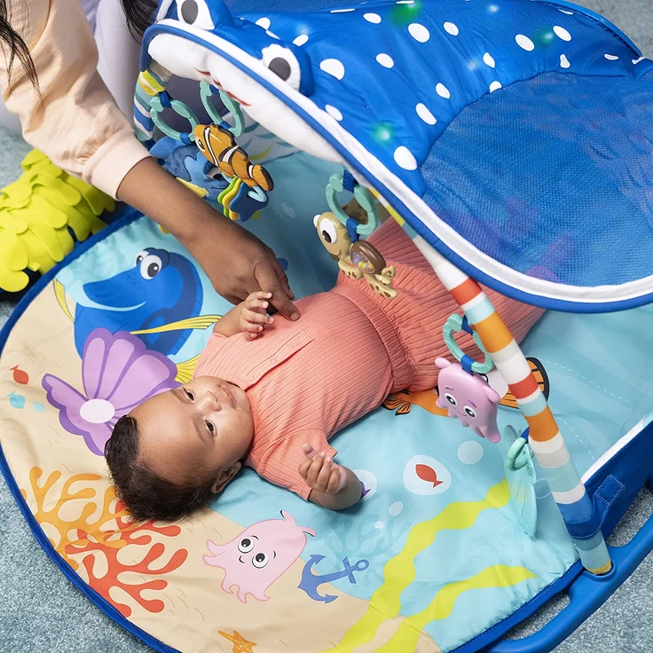 Bright Starts, Disney Baby, Findet Nemo Spieldecke mit Spielbogen, Lichtern und 20+ Minuten Melodien und Musik, Spielmatte mit abnehmbare Spielzeuge, ab der Geburt – Bild 2