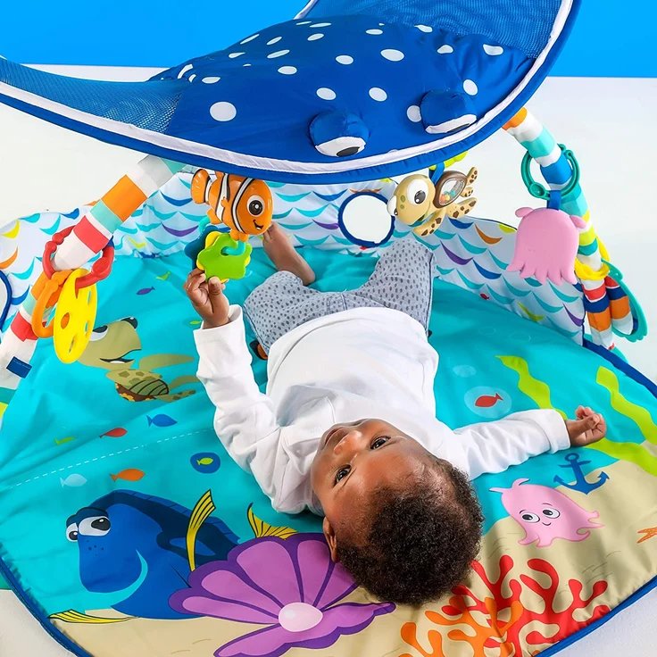 Bright Starts, Disney Baby, Findet Nemo Spieldecke mit Spielbogen, Lichtern und 20+ Minuten Melodien und Musik, Spielmatte mit abnehmbare Spielzeuge, ab der Geburt – Bild 13
