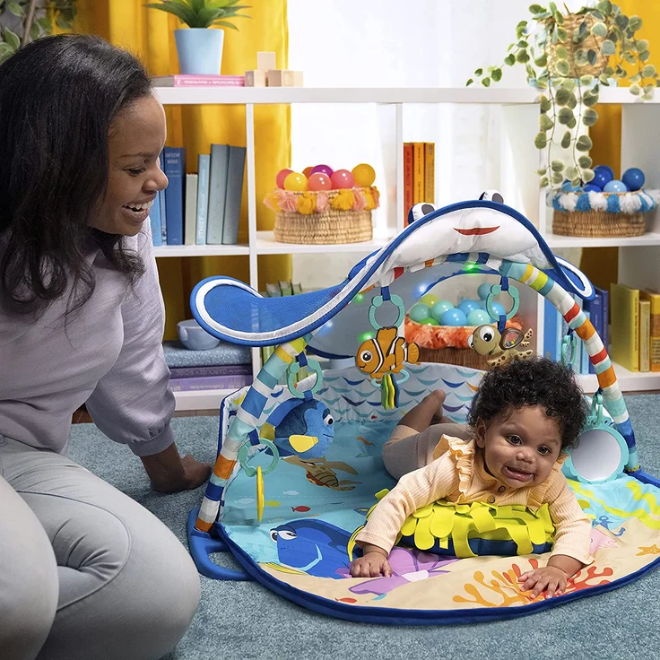 Bright Starts, Disney Baby, Findet Nemo Spieldecke mit Spielbogen, Lichtern und 20+ Minuten Melodien und Musik, Spielmatte mit abnehmbare Spielzeuge, ab der Geburt – Bild 7