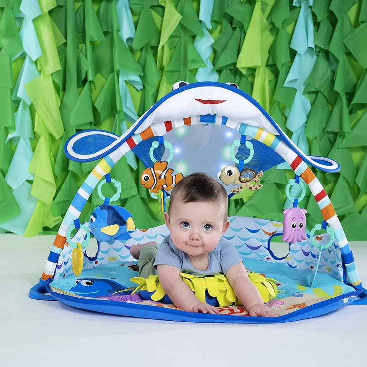 Bright Starts, Disney Baby, Findet Nemo Spieldecke mit Spielbogen, Lichtern und 20+ Minuten Melodien und Musik, Spielmatte mit abnehmbare Spielzeuge, ab der Geburt – Bild 3