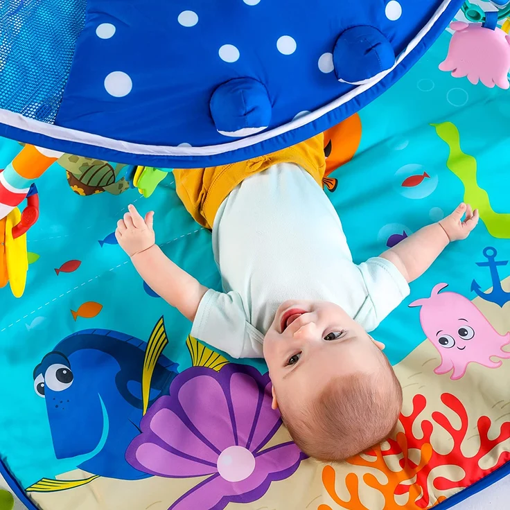 Bright Starts, Disney Baby, Findet Nemo Spieldecke mit Spielbogen, Lichtern und 20+ Minuten Melodien und Musik, Spielmatte mit abnehmbare Spielzeuge, ab der Geburt – Bild 11