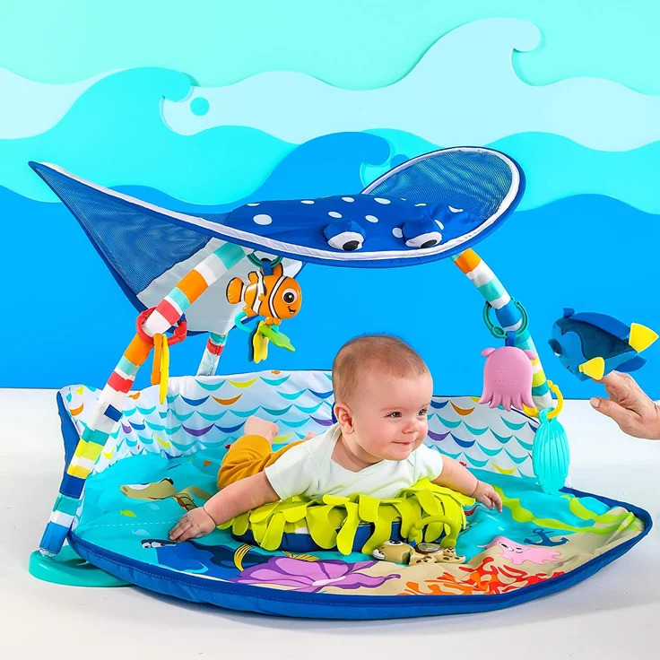 Bright Starts, Disney Baby, Findet Nemo Spieldecke mit Spielbogen, Lichtern und 20+ Minuten Melodien und Musik, Spielmatte mit abnehmbare Spielzeuge, ab der Geburt – Bild 14