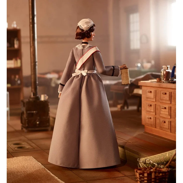 Barbie GHT87 - Signature Inspiring Women Florence Nightingale Barbie Puppe – Bild 6