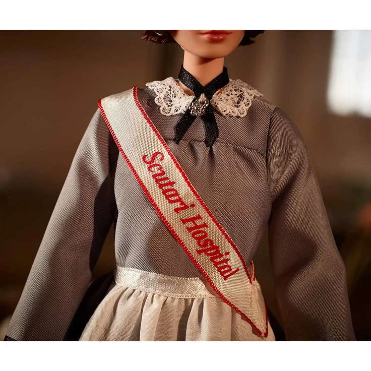 Barbie GHT87 - Signature Inspiring Women Florence Nightingale Barbie Puppe – Bild 4