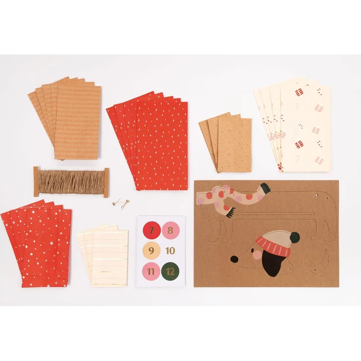 folia 9382 - Adventskalender-Set "Sausage Dog", 54-teiliges DIY Bastel-Set zur Gestaltung eines individuellen Adventskalenders für Hunde-Liebhaber – Bild 2