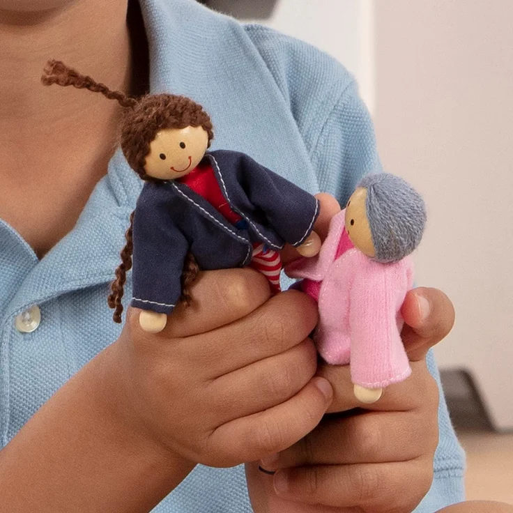 Melissa & Doug Wooden Doll Family (Pretend Play, 7 Pieces) – Bild 3