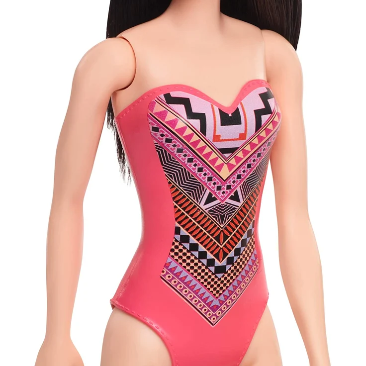 Barbie GHW38 - Beach Puppe mit Badeanzug im Aztekenmuster, Spielzeug ab 3 Jahren – Bild 2