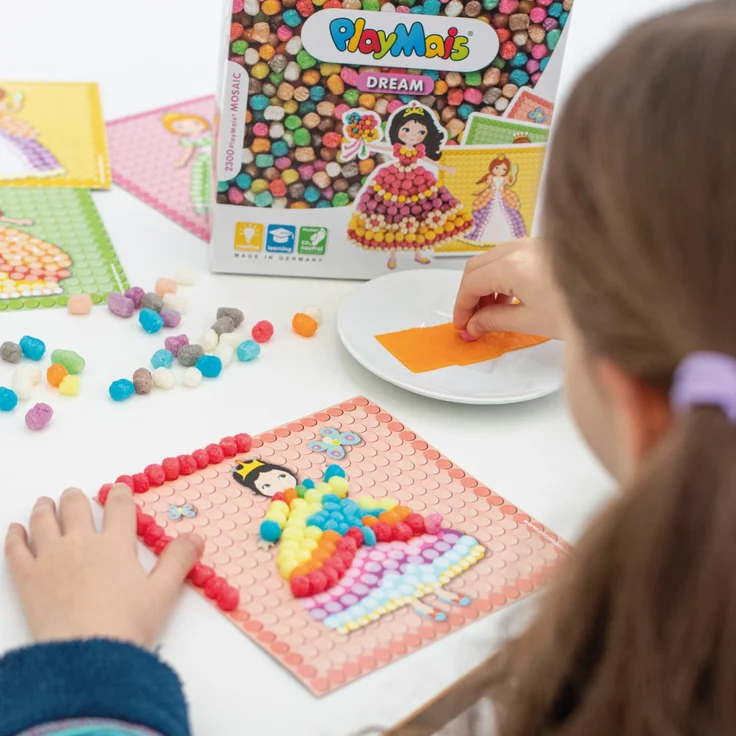 PlayMais MOSAIC Dream Princess Kreativ-Set zum Basteln für Mädchen ab 3 Jahren | Über 2.300 PlayMais & 6 Mosaik Klebebilder Prinzessinnen | Fördert Kreativität & Feinmotorik | Natürliches Spielzeug – Bild 1