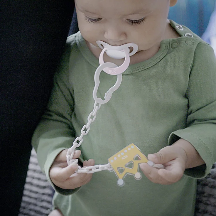 NUK 10256312 Disney Mickey Mouse Saugerkette, mit Clip zur sicheren Befestigung des Schnullers an Baby‘s Kleidung, 1 Stück, Farbe nicht frei wählbar – Bild 5