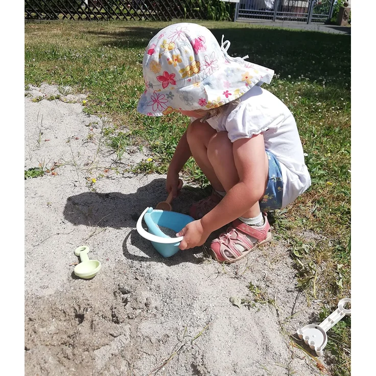Mein erstes Sandspielzeug Set mit Eimer, 3 Schaufeln und 3 FÃ¶rmchen, ab 18 Monaten, Verwendung nachhaltiger Rohstoffe – Bild 6