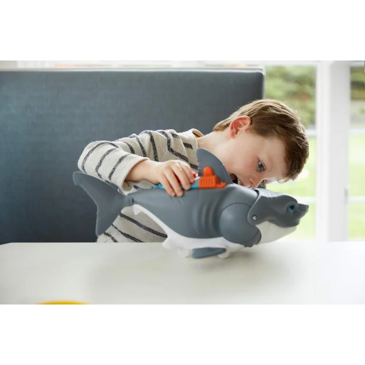 Imaginext GKG77 - Großer Spielzeug-Hai mit Taucher-Figur, Käfig und Zubehör, macht Kaubewegungen und realistische Schwimmbewegungen, ab 3 Jahren – Bild 17