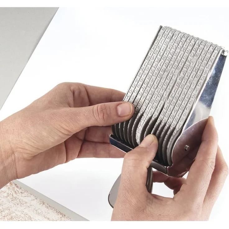 Rayher 29019000 Wortbandstempel, 13 individuell einstellbare Bänder mit Buchstaben, Zahlen und Zeichen, Schrifthöhe: 4 mm Wort- / Textlänge: 68 mm – Bild 3