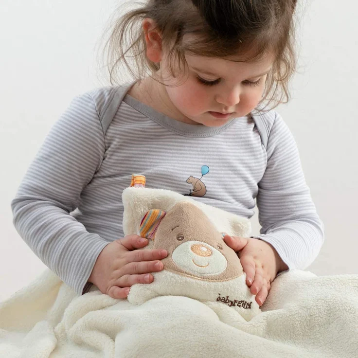 Fehn 160932 Kirschkernkissen Teddy – wohltuendes Wärme- und Kältekissen mit süßer Teddy Applikation für Babys und Kleinkinder ab 0+ Monaten – Maße: 16 x 16 cm – Bild 4
