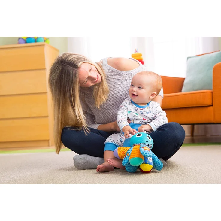Lamaze Baby Spielzeug "Sam, der Oktopus" Clip & Go, das hochwertige Kleinkindspielzeug. Der quietschbunte Greifling fördert die Motorik und ist das perfekte Kinderwagenspielzeug und Kuscheltier - Preisvergleich – Bild 4