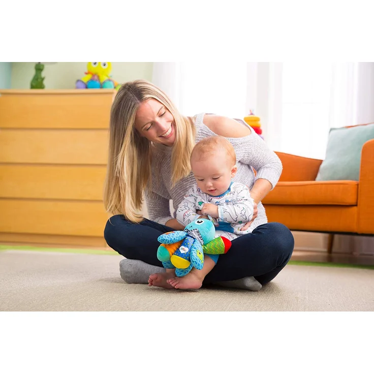 Lamaze Baby Spielzeug "Sam, der Oktopus" Clip & Go, das hochwertige Kleinkindspielzeug. Der quietschbunte Greifling fördert die Motorik und ist das perfekte Kinderwagenspielzeug und Kuscheltier - Preisvergleich – Bild 5