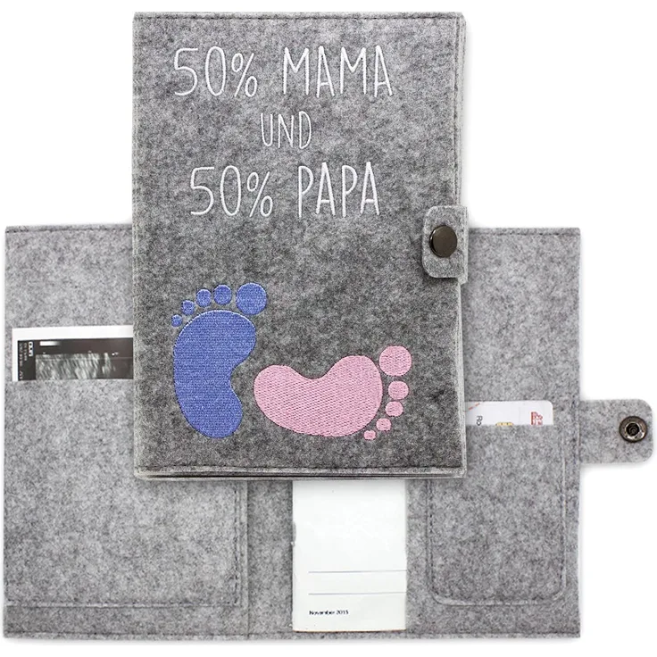 Cozy Racoon Mutterpasshülle 50% MAMA und PAPA aus Filz | In Deutschland hergestellt I Mit zusätzlichen Innentaschen für Versichertenkarte und Ultraschallbilder I Persönliches Geschenk für Schwangere