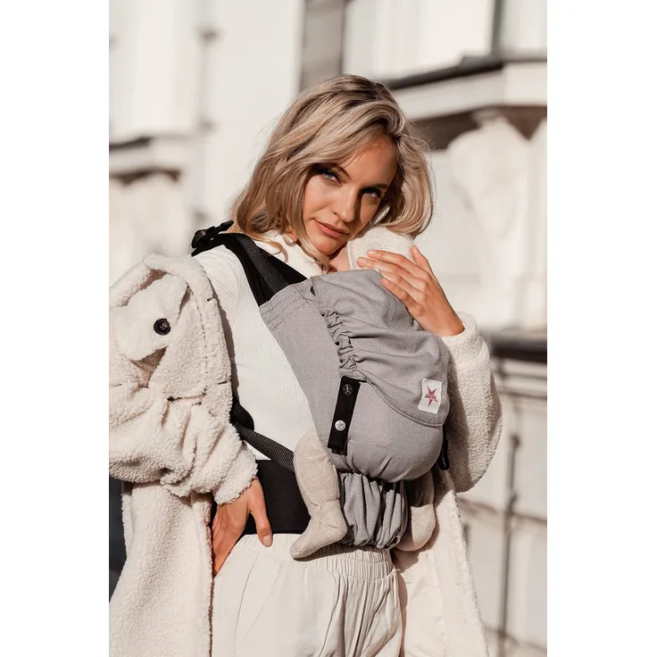 Babytrage KOKADI® Flip Just Stone (Babysize) – Babytrage ab Geburt ✓ Ergonomisch ✓ Mitwachsend ✓ Vorne & Hinten ✓ Sommer & Winter ✓ Zertifiziert ✓ Tragetuchstoff ✓ GRATIS Beutel