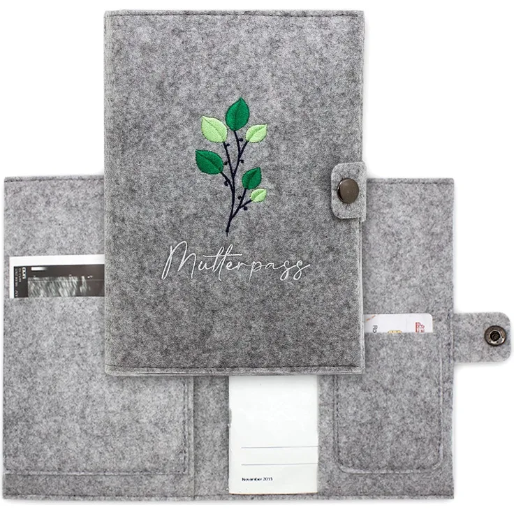 Cozy Racoon Mutterpasshülle Green Flower aus Filz | In Deutschland hergestellt I Mit zusätzlichen Innentaschen für Versichertenkarte und Ultraschallbilder I Persönliches Geschenk für Schwangere
