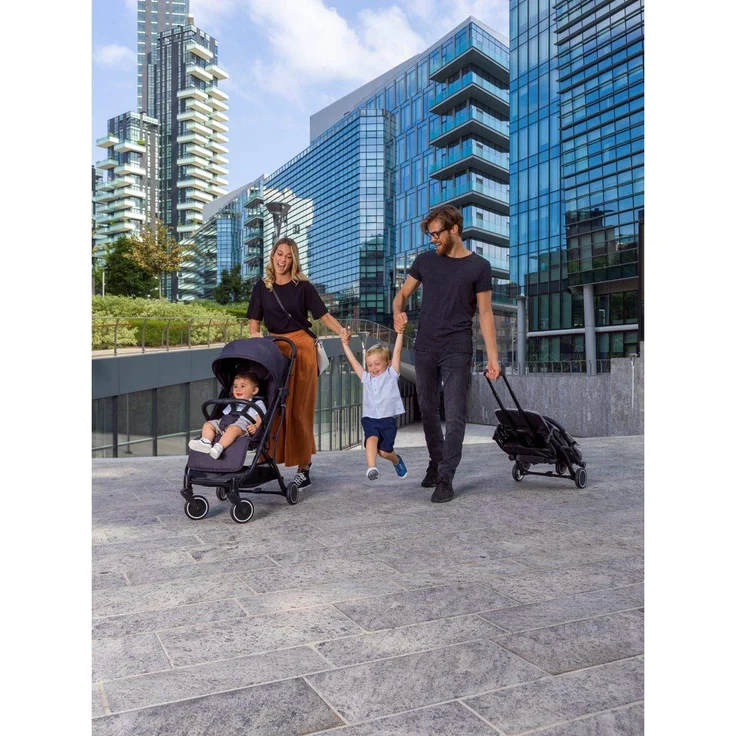 Chicco Trolley me Buggy wie ein Koffertrolley, ab Geburt bis 15 kg, Einhand-Schließmechanismus, inkl. Tragegriff für den Transport und Regenschutz, schwarz – Bild 12