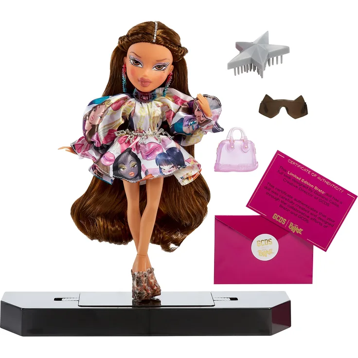 Bratz x GCDS Special Edition Designer Modepuppe - YASMIN zum Sammeln - Inklusive Outfit, Accessoires, Haarbürste und mehr - Voll beweglich - Premium Verpackung - Für Sammler und Kinder ab 7 Jahren