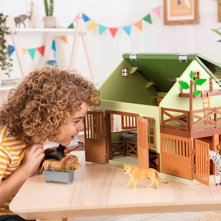 Terra Holzspielzeug Tierarzt im Dschungel oder Bauernhof Tierklinik mit Zubehör – Tierarztpraxis mit Bäumen, Zäunen – Spielzeug für Kinder ab 3 Jahre