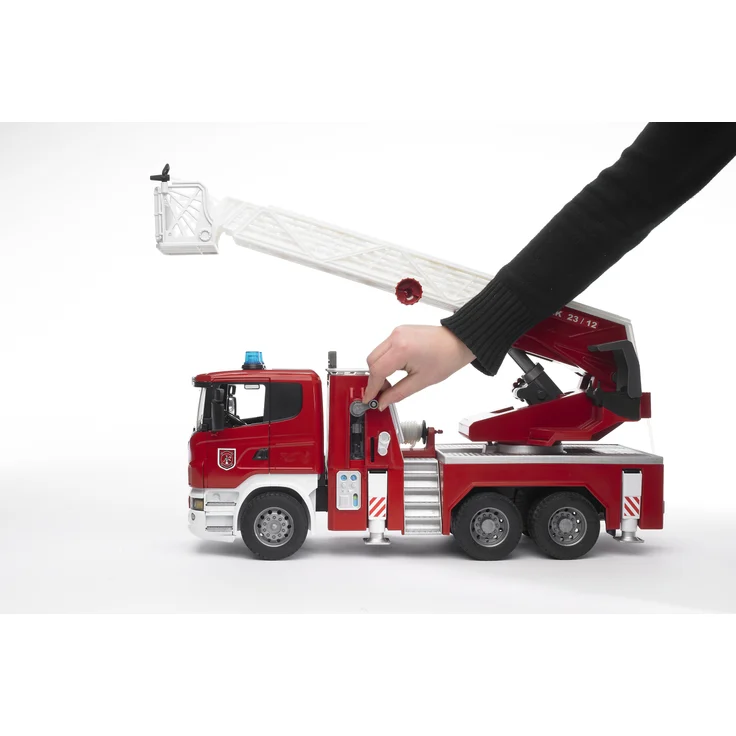Bruder 03590 'Scania R-Serie Feuerwehrleiterwagen mit Wasserpumpe und Light & Sound Modul', Maßstab 1:16, ab 4 Jahren – Bild 1