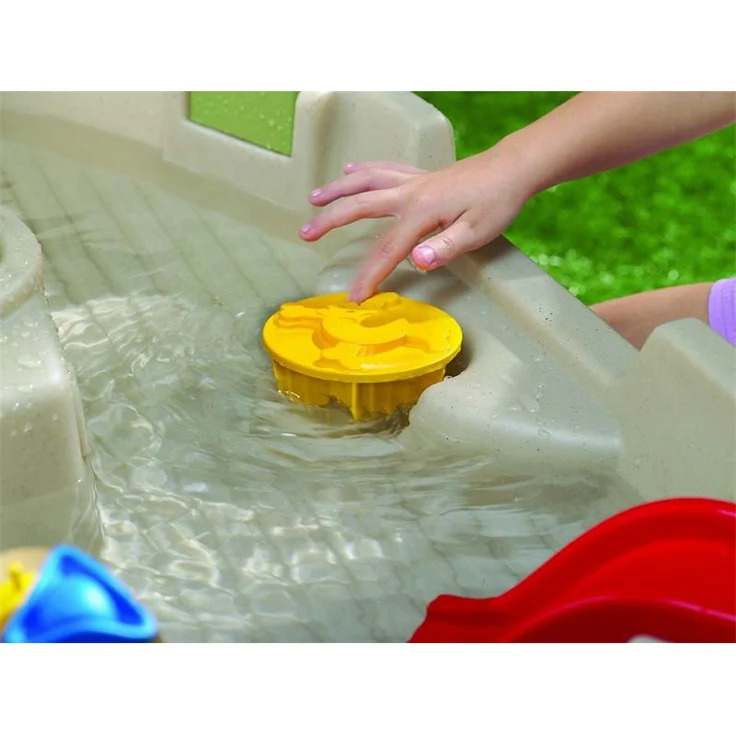 Little Tikes 'Anchors Away' Wasserspieltisch in Piratenschiff-Design, ab 18 Monaten, mit Wasserwerfer, zwei Figuren und einem Spritz-Hai, robust und stabil – Bild 3