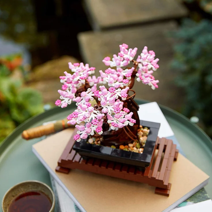 LEGO Icons 10281 'Bonsai Baum', 878 Teile, ab 18 Jahren, inkl. klassischen grünen Blättern und rosafarbenen Kirschblüten – Bild 11