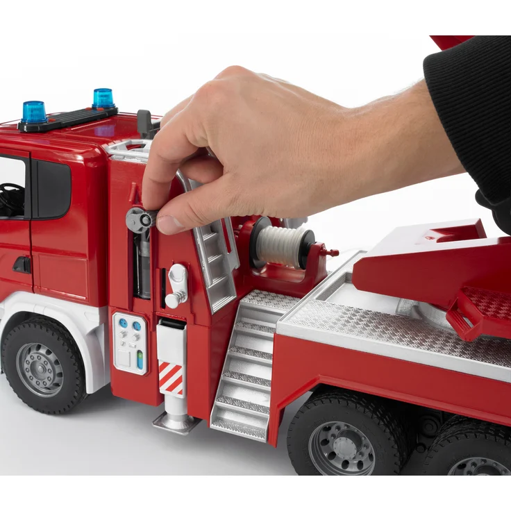 Bruder 03590 'Scania R-Serie Feuerwehrleiterwagen mit Wasserpumpe und Light & Sound Modul', Maßstab 1:16, ab 4 Jahren – Bild 4