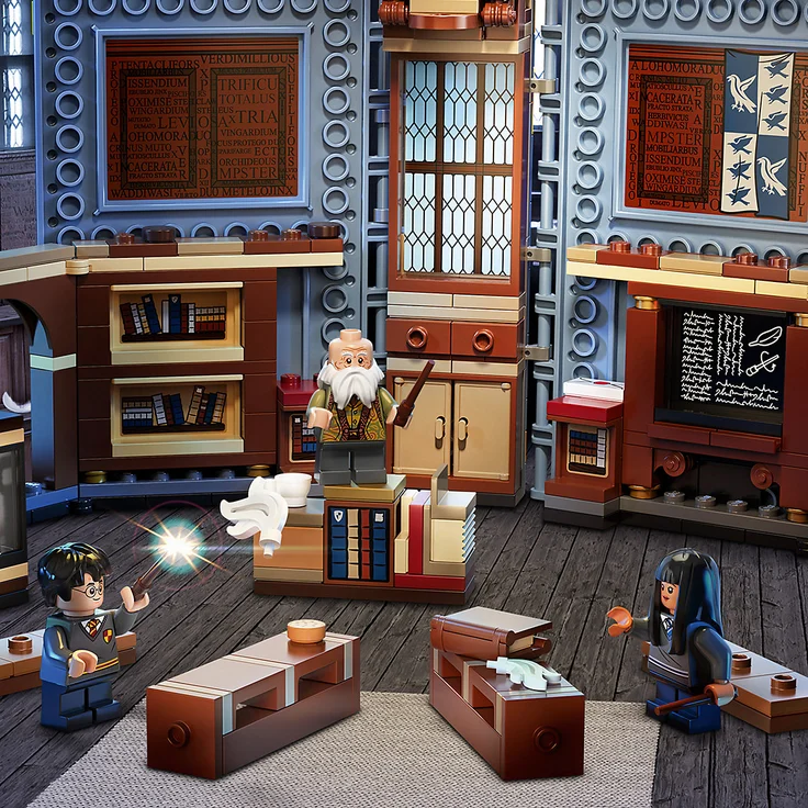 LEGO Harry Potter 76385 'Hogwarts™ Moment: Zauberkunstunterricht', 256 Teile, ab 8 Jahren, Bauset in Buchform – Bild 7