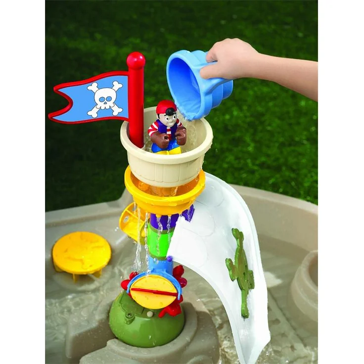 Little Tikes 'Anchors Away' Wasserspieltisch in Piratenschiff-Design, ab 18 Monaten, mit Wasserwerfer, zwei Figuren und einem Spritz-Hai, robust und stabil – Bild 5